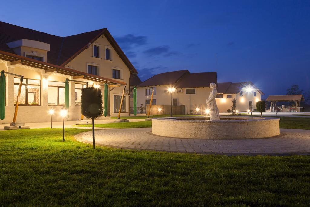 Allegria Hotel Alba Iulia Esterno foto